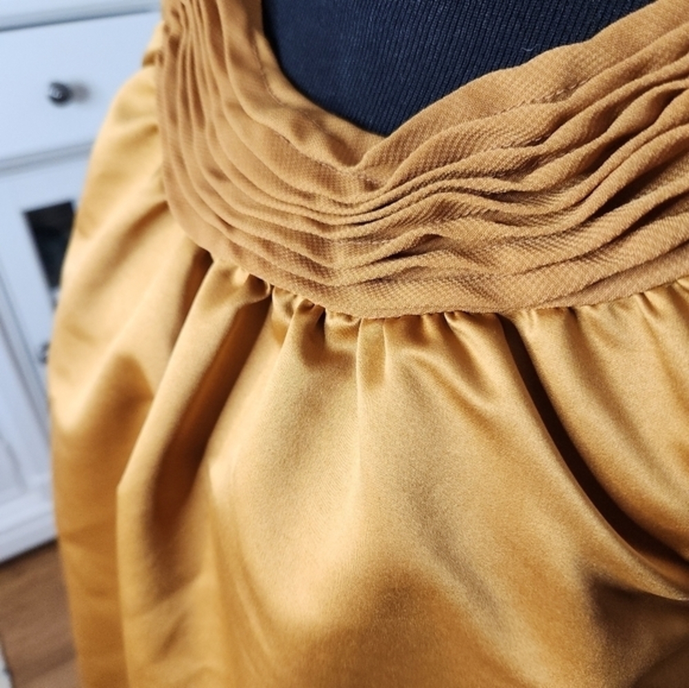 Beautiful Simply Vera Wang Gold Blouse Size 6